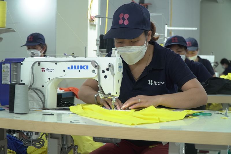 Đồng phục Nam Phương hiểu rằng áo công nhân không chỉ là trang phục mà còn đảm bảo an toàn và tạo độ chuyên nghiệp cho nhân viên