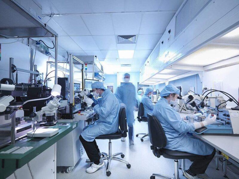 Bảo hộ lao động phòng sạch không chỉ đảm bảo vệ sinh và an toàn mà còn tạo ra một hình ảnh chuyên nghiệp trong môi trường làm việc